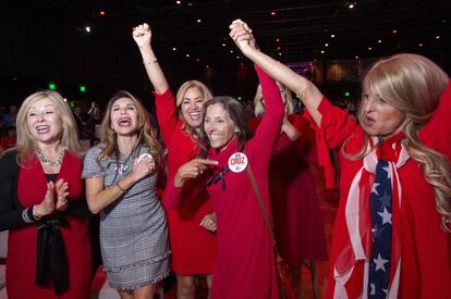 Simpatizantes republicanas celebran la victoria del senador republicano Ted Cruz durante la noche electoral, el 6 de noviembre de 2018, en Dallas.