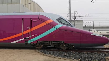 Locomotora de tren AVLO de Renfe.