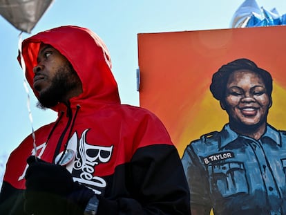 Kenneth Walker, junto a un retrato de Breonna Taylor durante la conmemoración del segundo aniversario de su muerte, el 13 de marzo en Louisville.