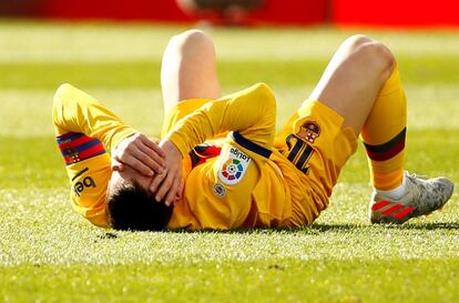 Lionel Messi, del Barcelona, en el suelo tras una jugada.