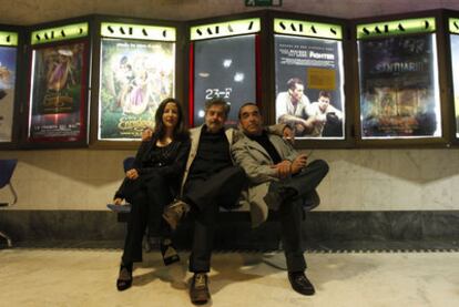 De izquierda a derecha, Esther Regina, Carlos Iglesias y Bruto Pomeroy, tras el preestreno de <i>Ispansi</i> en Sevilla.