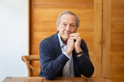 Fernando Zegers en su casa en Santiago, el 9 de abril