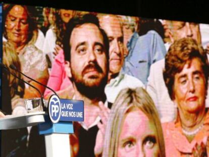 El presidente del Gobierno en funciones, Mariano Rajoy, en el Teatro Campos de Bilbao en un mitin electoral junto al candidato del PP a lehendakari, Alfonso Alonso.