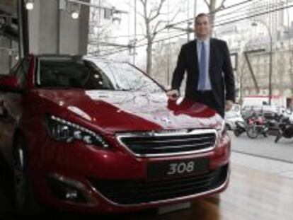 Maxime Picat, consejero de la marca Peugeot Brand, posa junto a un  Peugeot 308 