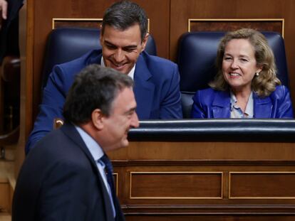 El portavoz del PNV, Aitor Esteban, pasa delante de Pedro Sánchez, Nadia Calviño y Yolanda Díaz en el debate de investidura.