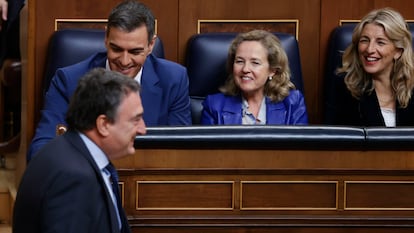 El portavoz del PNV, Aitor Esteban, pasa delante de Pedro Sánchez, Nadia Calviño y Yolanda Díaz en el debate de investidura.