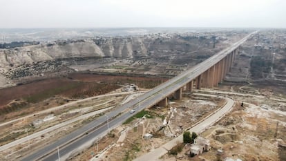 Puente Al Rastan en el campo de Homs, después de que los rebeldes sirios impulsaran su avance relámpago el sábado.