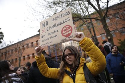 Una alumna sujeta una pancarta durante la concentración de estudiantes en la URJC en protesta por las irregularidades del máster de Cristina Cifuentes.