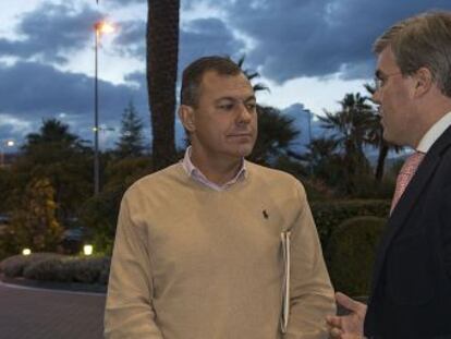 Jos&eacute; Luis Sanz (a la izquierda), ayer con Jos&eacute; Enrique Fern&aacute;ndez de Moya en Ja&eacute;n.