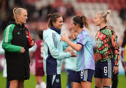 Mariona Caldentey (con el número ocho) se saluda con su entrenadora, Renée Slegers, el pasado octubre en Dagenham tras un partido de la Liga inglesa.