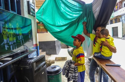 Uma família vê o jogo entre Colômbia e Senegal em uma televisão na Comuna Popular1 de Medellín (Colômbia), no dia 28 de junho de 2018.