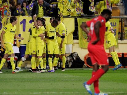 Los jugadores del Villarreal celebran su gol al Liverpool.