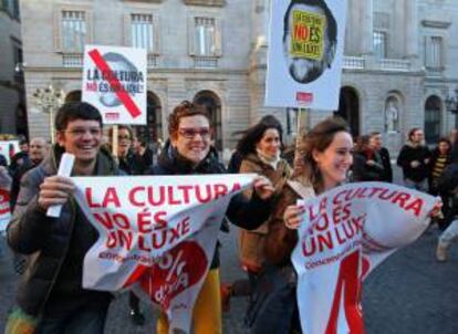 Convocados por Marea Roja-Cultura en Lucha, unas 200 personas del sector de la cultura en Cataluña, se han concentrado esta tarde en la plaza de San Jaime de Barcelona.