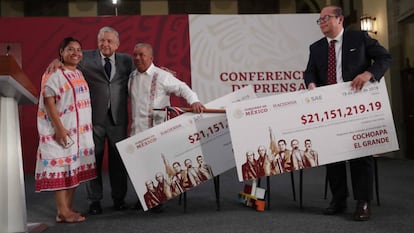 López Obrador entrega los apoyos a los alcaldes de Cochoapa y Metlatonoc, el 18 de julio.
