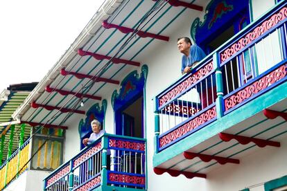 Los coloridos balcones en el pueblo cafetero de Salento.
