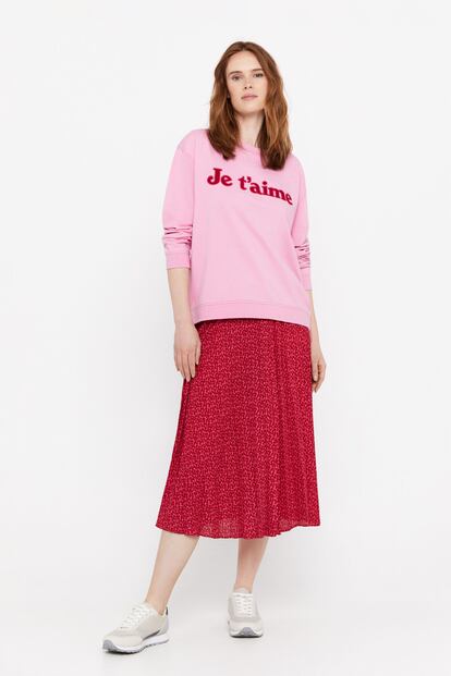 Sudadera con el mensaje 'Je t'aime' bordado en rojo. Es de Cortefiel y es perfecta para combinar con faldas y vaqueros.