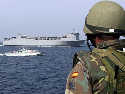 Un infante de Marina observa al patrullero <i>Barceló</i> y al buque <i>Cape Race </i>a su paso por el Estrecho.