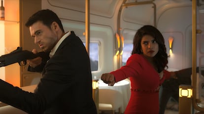 Fotograma de la serie 'Citadel', con los actores Richard Madden como Mason Kane y Priyanka Chopra Jonas como Nadia Sinh.