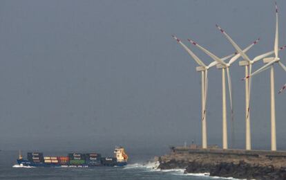 Generadores de energía eólica en Punta Lucero, en el puerto de Bibao.