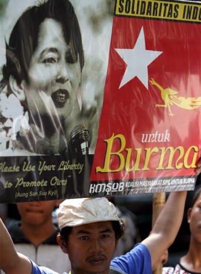 Manifestación de apoyo a Aung San Suu Kyi en Indonesia en mayo.