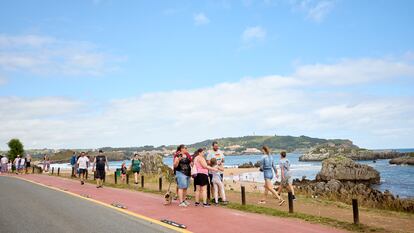 Turistas que paseaban esta semana por el pueblo de Noja, en Cantabria.
