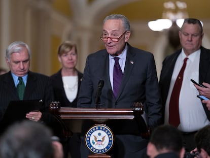 El líder demócrata en el Senado de Estados Unidos, Chuck Schumer, comparece ante los periodistas antes de la votación sobre ley del matrimonio homosexual.