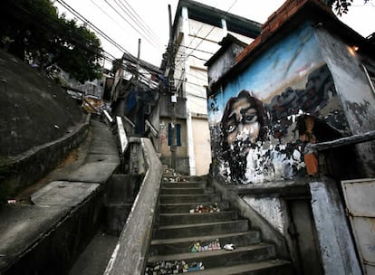 <i>Tropa de Élite</i> recrea una operación llevada a cabo en 1997 por el Batallón de Operaciones Policiales Espaciales (Bope) en Río de Janeiro. Ante la visita del papa Juan Pablo II, su misión es subir los callejones de una favela y "limpiarla" de traficantes y delincuentes