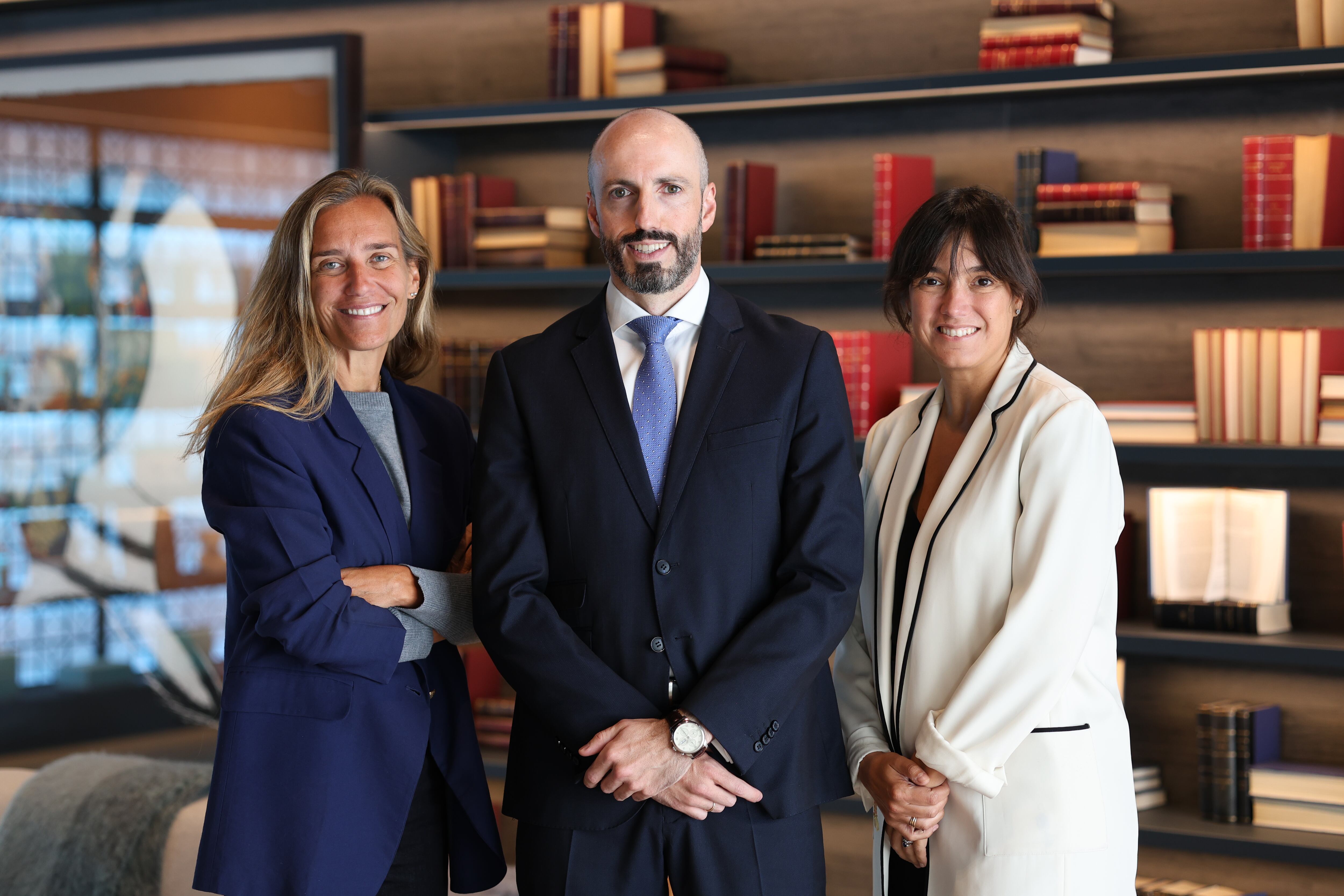 De izquierda a derecha; Cristina Camarero, socia directora de Ontier España; Alfonso Vallés y Natalia Callejo socia responsable de Inmobiliario.
