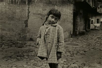 "Estaba casado y tenía dos hijos, pero no venían porque el documentalismo es un acto solitario. Cuando íbamos todos los fotógrafos juntos no funcionaba, porque todos teníamos las mismas fotos. Y la familia me hubiera distraído". En la imagen, una niña retratada en uno de sus viajes.