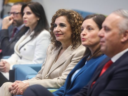La ministra de Hacienda, María Jesús Montero, junto a la alcaldesa de San Fernando (Cádiz), Patricia Cavada, y al director del Astillero Bahía de Cádiz, José Antonio Rodríguez Poch.