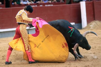 Jorge Martínez lancea a la verónica al cuarto novillo de la tarde.