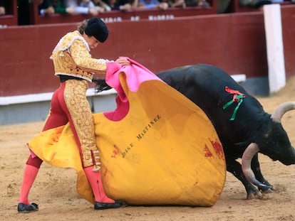 Jorge Martínez lancea a la verónica al cuarto novillo de la tarde.