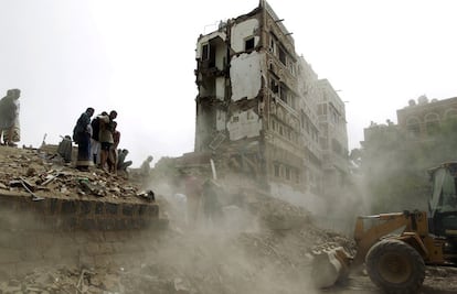 En la imagen, varias personas rescatan el cuerpo de un hombre entre los escombros de un edificio del histórico barrio de Saná, destruido por las bombas de Arabia Saudí. El barrio fue considerado Patrimonio de la Humanidad por la Unesco en 1986.