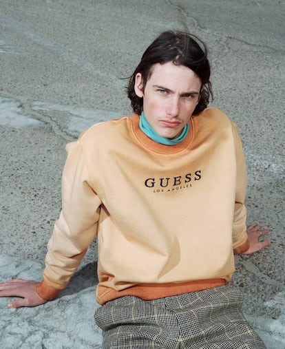 Ben lleva sudadera Guess Originals y jersey y pantalón Kenzo.