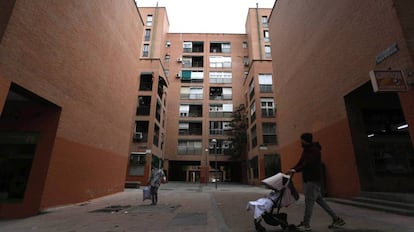 Un edificio de viviendas en el barrio de San Blas, en Madrid.  