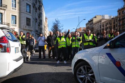 Los taxistas de Barcelona, en huelga indefinida desde el pasado viernes, ocupan la Gran Vía y continúan con las acciones en protesta por la nueva normativa que impulsa el Govern para regular los VTC, que establece que estos servicios deben contratarse con una antelación mínima de 15 minutos.