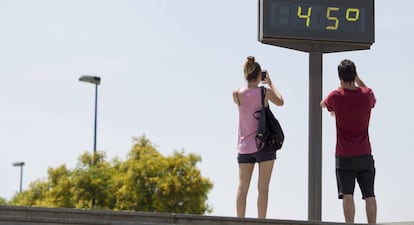 A thermometer showing the temperature in Seville.