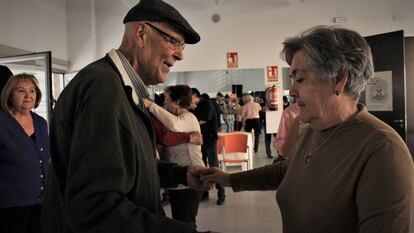 Antonio y su mujer Paqui bailan en la fiesta organizada por la Fundación 38 grados, en el Centro de Servicios Sociales Loyola de Palacio, en Madrid.