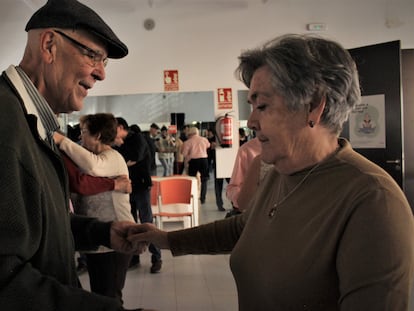 Antonio y su mujer Paqui bailan en la fiesta organizada por la Fundación 38 grados, en el Centro de Servicios Sociales Loyola de Palacio, en Madrid.