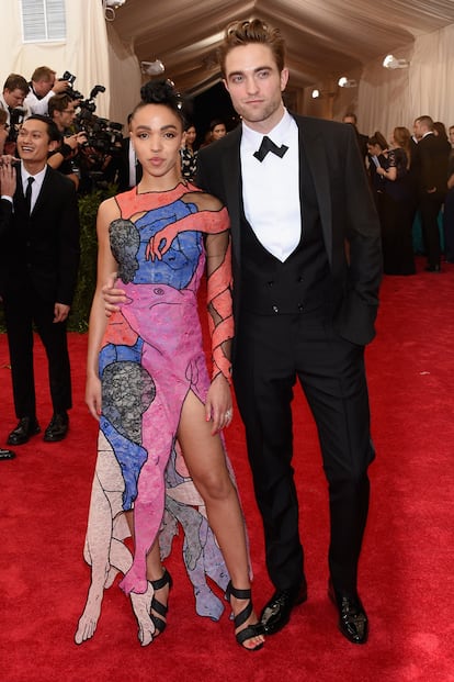 FKA Twigs y Robert Pattinson (por fin) hicieron su esperada aparición juntos de forma oficial. La cantante eligió un vestido de Alexander McQueen.