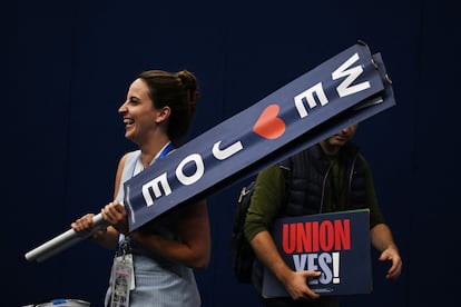 Asistentes a la segunda jornada de la Convención Nacional Demócrata sostienen carteles de apoyo a Biden y a los sindicatos. 