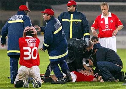 Los médicos del Benfica y el Vitoria intentan reanimar a Feher en el césped del estadio de Guimarães.