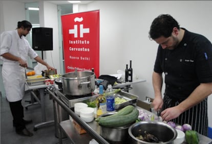 El chef Sergio Pérez en el taller de cocina y nutrición en el Instituto Cervantes de Nueva Delhi.