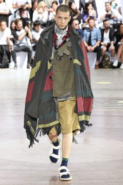 ¿Ravero? ¿Montañero? Varias tribus urbanas confluyen en este look de Sacai.