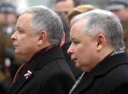 El presidente polaco, Lech Kaczynski, a la izquierda, junto a su hermano gemelo, el primer ministro Jaroslaw,  en noviembre de 2006 en Varsovia.