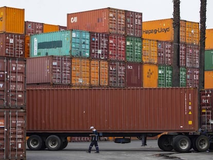 Varios contenedores de carga esperan en México para ser enviados a EE UU.