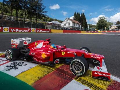 Fernando Alonso rueda en Spa.