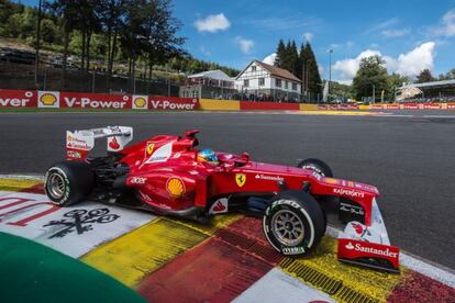 Fernando Alonso rueda en Spa.