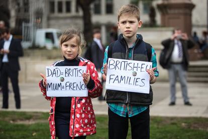 Dos jóvenes manifestantes sostienen carteles en las afueras del Parlamento el 20 de febrero en Londres, Inglaterra. Un día en apoyo de los trabajadores migrantes y los ciudadanos de la Unión Europea que se celebra hoy para destacar su contribución a la economía del Reino Unido y para pedir al gobierno que garantice su derecho a permanecer en el Reino Unido tras el Brexit.