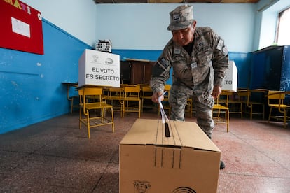 Votación del referéndum de once preguntas este domingo en Quito (Ecuador).